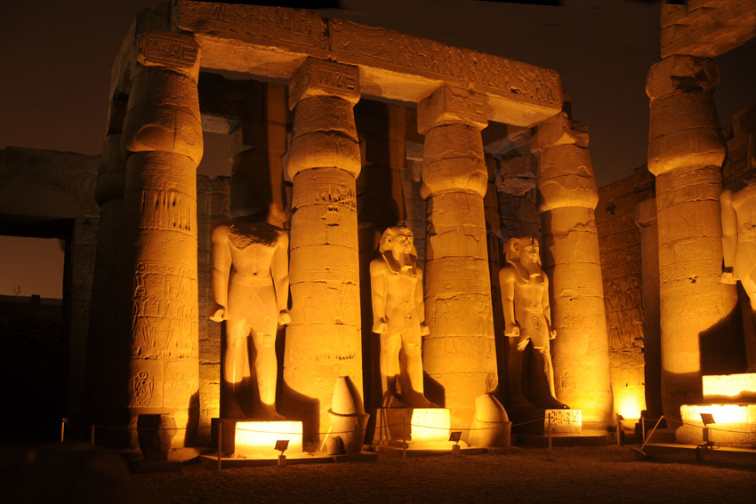 statues-in-the-templ#E06882